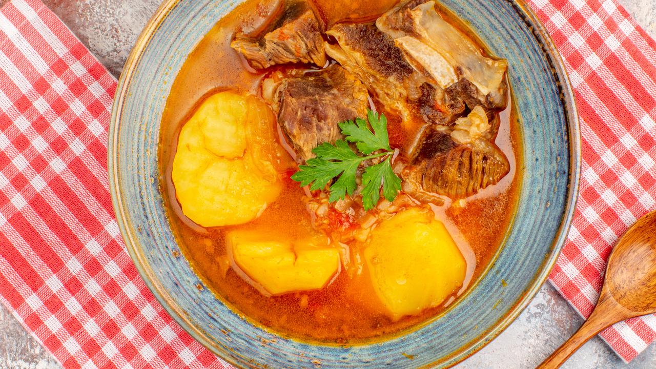 Ilustrasi Sop Iga Sapi Kuah Asam Pedas (©Freepik)