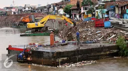 Normalisasi Kali Ciliwung di Bukit Duri terus dikebut, Jakarta (1/11). Pemasangan tiang pancang untuk sheet pile di kali tersebut ditargetkan hingga 2000 meter dan selesai akhir Desember 2016. (Liputan6.com/Gempur M Surya)