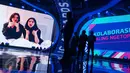 Raisa dan Isyana Sarasvati meraih penghargaan dari ajang SCTV Music Awards 2017 di Studio 6 Emtek City, Jakarta Barat, Selasa (16/5). Raisa dan Isyanamenerima penghargaan untuk kategori Kolaborasi Paling Ngetop 2017. (Liputan6.com/Gempur M Surya)