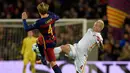 Gelandang AS Roma, Radja Naingolan (kanan) berebut bola dengan gelandang Barcelona, Ivan Rakitic pada laga Grup E Liga Champions di Camp Nou, Spanyol, Rabu (25/11). Barcelona menang telak atas AS Roma dengan skor 6-1. (AFP/Lluis GENE)
