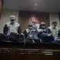 Petugas menunjukkan barang bukti uang sitaan dari operasi tangkap tangan (OTT) Jambi di Gedung KPK, Jakarta, Rabu (29/11). Bukti tersebut merupakan hasil OTT tindak pidana suap pengesahan RAPBD Provinsi Jambi tahun 2018. (Liputan6.com/Faizal Fanani)