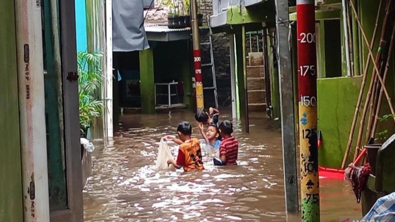 BPBD Jakarta: 1.137 Jiwa Mengungsi Imbas Genangan, Terbanyak di Semper Barat