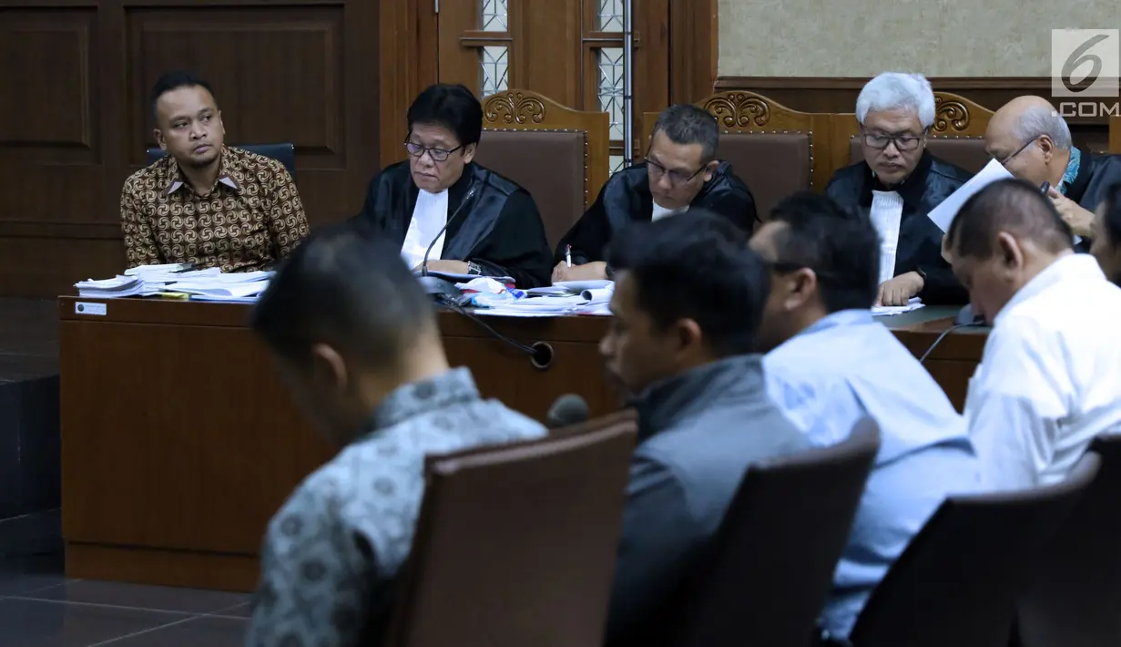 Irvanto Hendra Pambudi Cahyo (kiri) saat sidang lanjutan di Pengadilan Tipikor, Jakarta, Selasa (7/8). Sebelumnya, JPU KPK mendakwa Irvanto dan Made Oka Masagung melakukan tindak pidana korupsi proyek pengadaan e-KTP. (Liputan6.com/Helmi Fithriansyah)