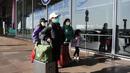 <p>Penumpang yang memakai masker berjalan melalui terminal bandara Ibukota di Beijing, China, Selasa (13/12/2022). Pada Rabu (28/12/2022) AS mengumumkan persyaratan pengujian COVID-19 baru untuk semua pelancong dari China, bergabung dengan negara lain yang memberlakukan pembatasan karena dari lonjakan infeksi. (AP Photo/Ng Han Guan)</p>