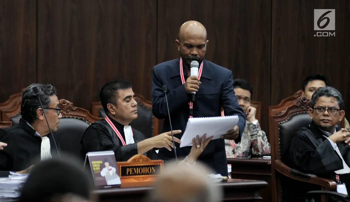 Saksi fakta Pemohon, Idham Amiruddin memberikan kesaksian dalam sidang lanjutan sengketa Pilpres 2019 di Mahkamah Konstitusi, Jakarta, Rabu (19/6/2019). Kuasa hukum Pemohon menghadirkan 15 saksi fakta dan 2 saksi ahli pada sidang lanjutan sengketa Pilpres 2019. (merdeka.com/Iqbal S. Nugroho)