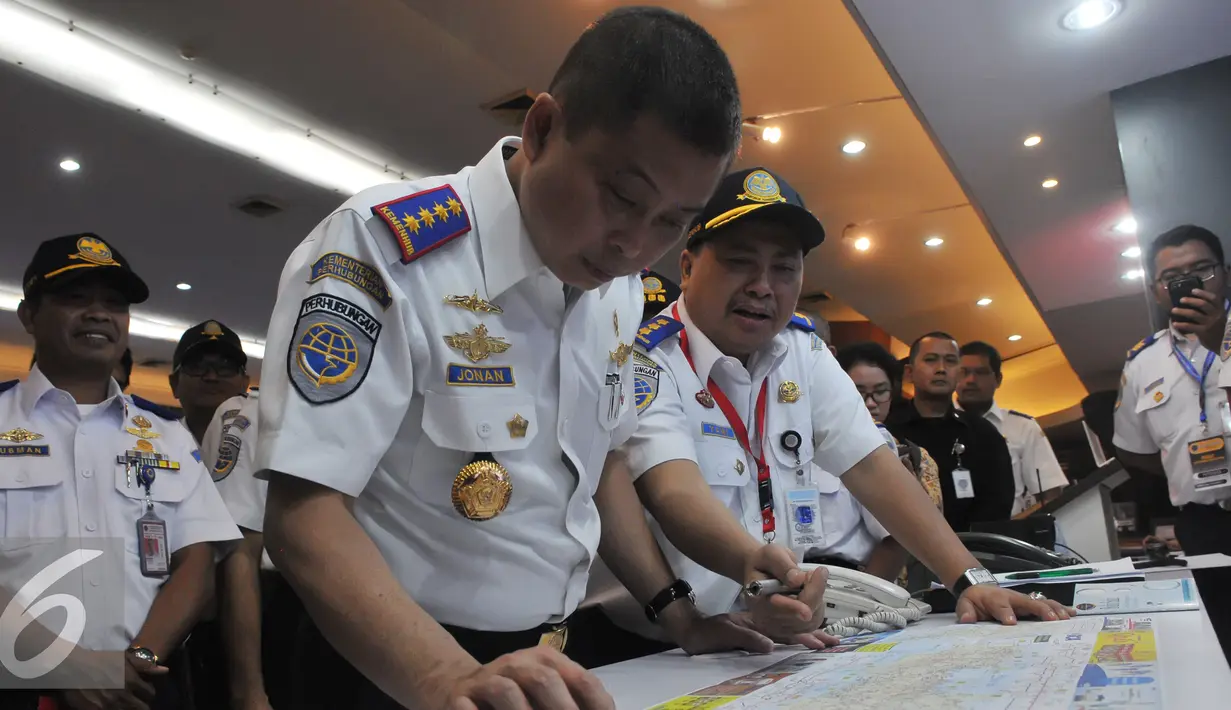Menteri Perhubungan, Ignasius Jonan melihat peta arus mudik dalam Posko Tingkat Nasional Angkutan Lebaran Terpadu tahun 2015, di Kemenhub, Jakarta, Kamis (2/7/2015). Posko dibentuk H-15 lebaran lebih awal dari tahun lalu. (Liputan6.com/Herman Zakharia)
