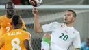 Aksi gelandang Aljazair, Mourad Meghni (kanan) di laga perempat final Piala Afrika 2008 melawan Pantai Gading di Chiazi Stadium, Cabinda, 24 Januari 2010. Aljazair unggul 3-2. AFP PHOTO / ISSOUF SANOGO 