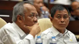 Menhub Iqnasius Jonan (kanan) dan Menteri Pekerjaan Umum Basuki Hadi Muljono saat raker dengan Komisi V DPR, Jakarta, (19/7) Komisi V DPR mengusulkan persetujuan mengenai anggaran RAPBN Perubahan 2017 3 kementerian tersebut. (Liputan6.com/Johan Tallo)