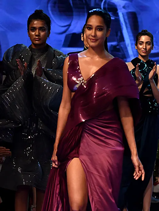 Aktris Bollywood Lisa Haydon berjalan di catwalk membawakan busana rancangan  desainer Amit Aggrawal selama  Lakme Fashion Week (LFW) Winter Festive 2019 di Mumbai (21/8/2019). (AFP Photo/Jaiswal)