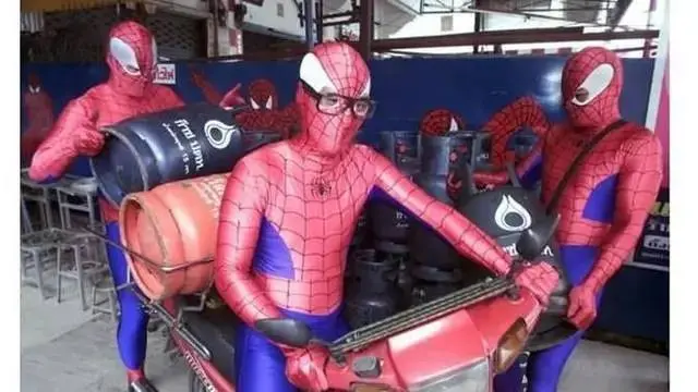 8 Potret Nyeleneh Orang Bawa Tabung LPG, Ada yang Sambil Atraksi