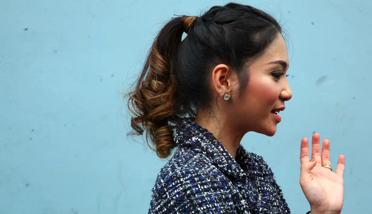 Seperti yang dilansir dari Liputan6.com, di kawasan Kuningan, Jakarta Selatan, Jumat (12/1/2018), Bunga pun tak menampik jika lancaranya bisnis yang ia jalani tak lepas dari eksistensinya di dunia hiburan. (Nurwahyunan/Bintang.com)