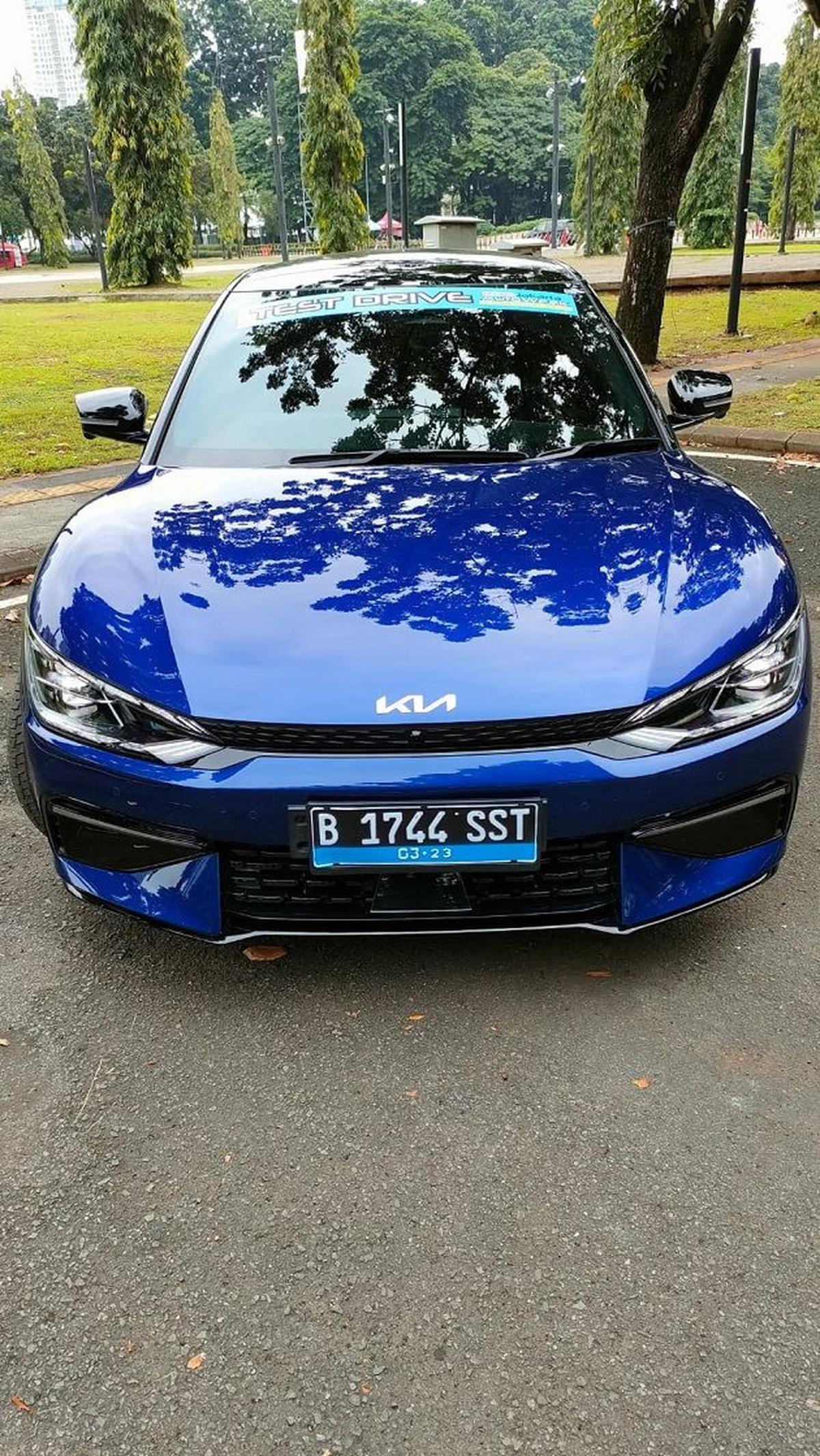 9. Kia EV6

Penjualannya mencapai 22 unit. Termasuk mobil listrik dengan jarak tempuh terjauh di dunia: 506 km.
Di Indonesia, mobil listrik sport ini dijual Rp 1,29 miliar