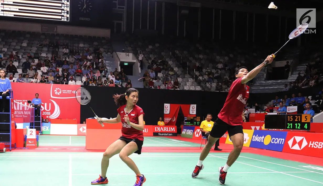 Ganda campuran, Ricky Karanda Suwardi/Debby Susanto melakukan servis ke arah wakil Hong Kong, Reginald Lee Chun Hei/Chau Hoi Wah di babak pertama Indonesia Masters 2018, Selasa (23/1). Ricky/Debby menang 15-21, 21-12, 21-10. (Liputan6.com/Angga Yuniar)
