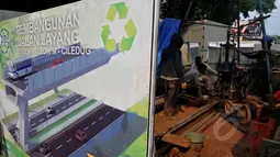 Pekerja melakukan uji fisik tanah untuk pembangunan proyek Jalan Layang Tendean-Ciledug di Mayestik, Jakarta, Rabu (4/1/2015). Pembangunan fisik jalan 9,4 kilometer ini diperkirakan akan dimulai pada bulan Maret-April 2015. (Liputan6.com/Johan Tallo)