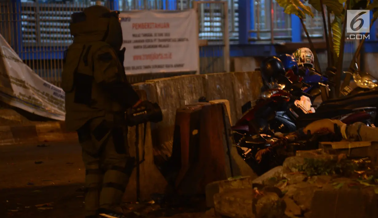 Tim Gegana melakukan penyisiran di sekitar lokasi ledakan Kampung Melayu, Jakarta, Rabu (24/5). Penyisiran dilakukan untuk memastikan tempat lokasi telah steril dari kemungkinan ledakan susulan. (Liputan6.com/ Angga Yuniar)