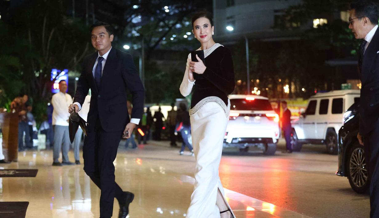 Menteri Pariwisata Republik Indonesia, Widiyanti Putri Wardhana (tengah) saat tiba di lobby Hotel Raffles, Jakarta, untuk menghadiri resepsi pernikahan anak kedua musisi sekaligus kader Partai Gerindra Ahmad Dhani, El Rumi dan Syifa Hadju, Minggu 26 April 2026 malam. (Kapanlagi.com/Budy Santoso)