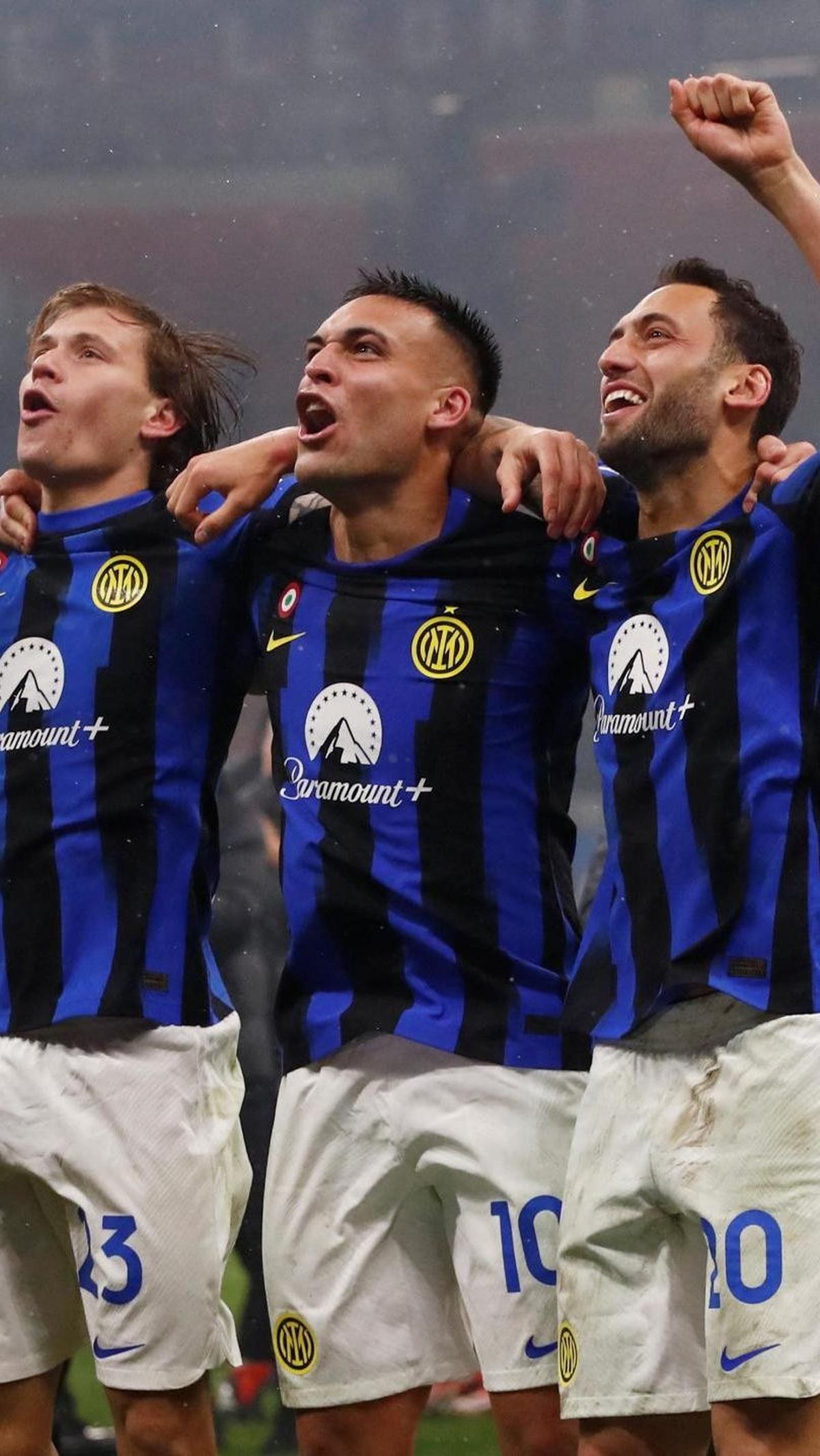 Seperti Reaksi Nicolo Barella, Lautaro Martinez dan Hakan Calhanoglu yang bersorak-sorai saat meluapkan kegembiraannya merayakan kemenangan timnya mengunci juara Serie A Foto: REUTERS / Alessandro Garofalo
