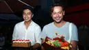 Pemeran dalam Sitkom Tetangga Masa Gitu, Dwi Sasono dan Deva Mahenra datang memberikan surprise pada perayaan ulang tahun Bunda Iffet kali ini. (Deki Prayoga/Bintang.com)
