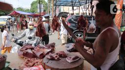 Pedagang memotong daging di kawasan Ciledug, Tangerang, Minggu (1/5/2022). Kemendag mencatat daging sapi mengalami kenaikan cukup tinggi jelang lebaran Idul Fitri 1443 H. (Liputan6.com/Angga Yuniar)