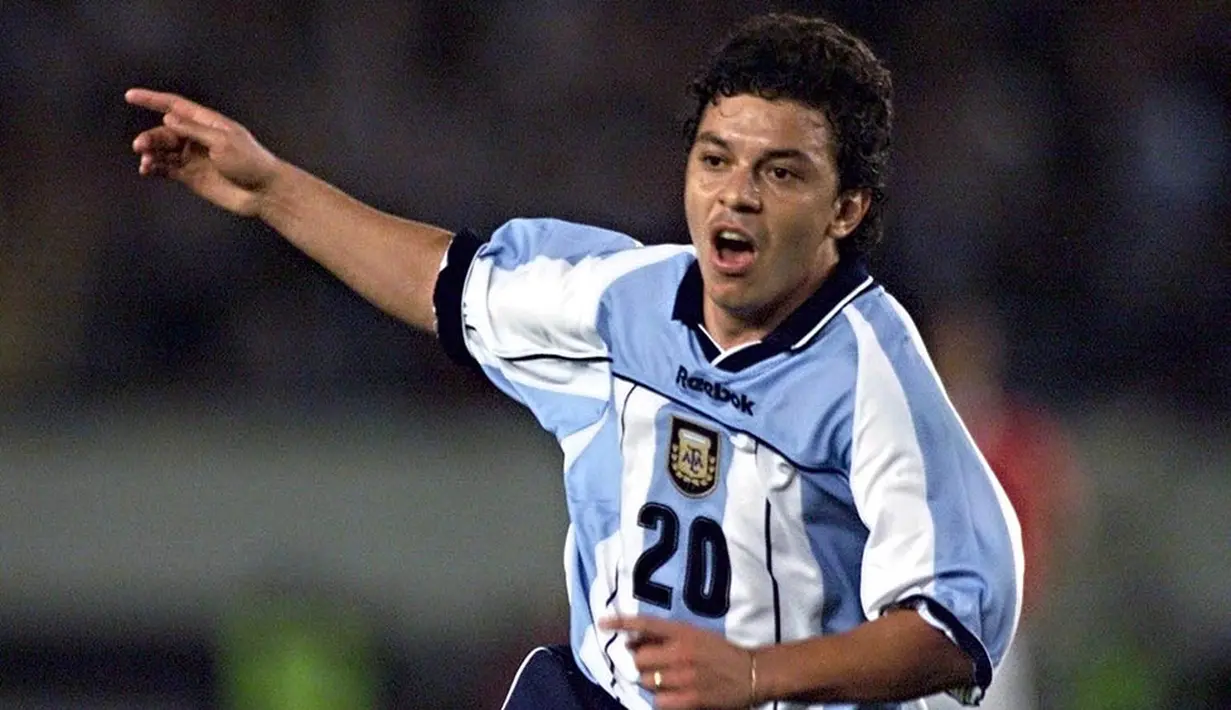 1. Marcelo Gallardo - Bertubuh mungil dan memiliki posisi yang sama membuat mantan pemain PSG ini dijuluki sebagai The Next Maradona. Meskipun tidak sesukses Maradona namun Gallardo berhasil membela Argentina sebanyak 44 kali. (AFP/Daniel Garcia)