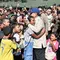 Momen Haru Prabowo Peluk Erat Para Pengungsi Korban Gempa NTT
