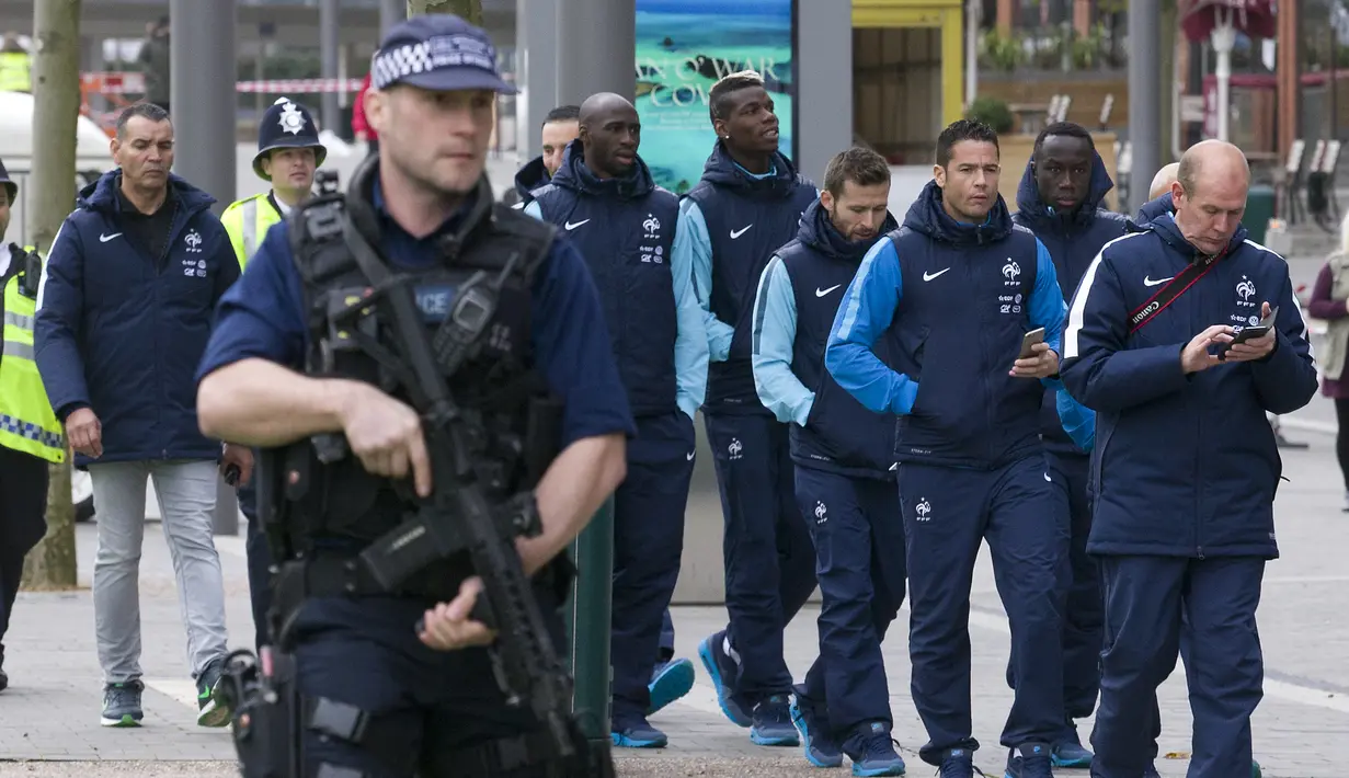 Pemain Prancis harus dikawal ketat petugas keamanan saat berjalan pagi di seputar Stadion Wembley, London, jelang laga persahabatan melawan Inggris, Selasa (17/11/2015). (AFP Photo/Justin Tallis)