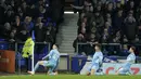 Gelandang Manchester City, Phil Foden (kiri) melakukan selebrasi usai mencetak gol ke gawang Everton pada pertandingan lanjutan Liga Inggris di Goodison Park di Liverpool, Inggris, Minggu (27/2/2022). Man City menang tipis atas Everton 1-0. (AP Photo/Jon Super)