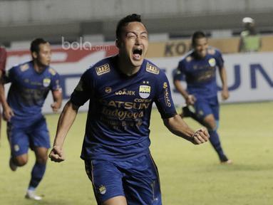 Gelandang Persib Bandung, Shohei Matsunaga, melakukan selebrasi usai mencetak gol ke gawang PSM Makassar pada laga lanjutan Liga 1 di Stadion GBLA, Bandung, Rabu, (5/7/2017). Persib menang 2-1 atas PSM. (Bola.com/M Iqbal Ichsan)
