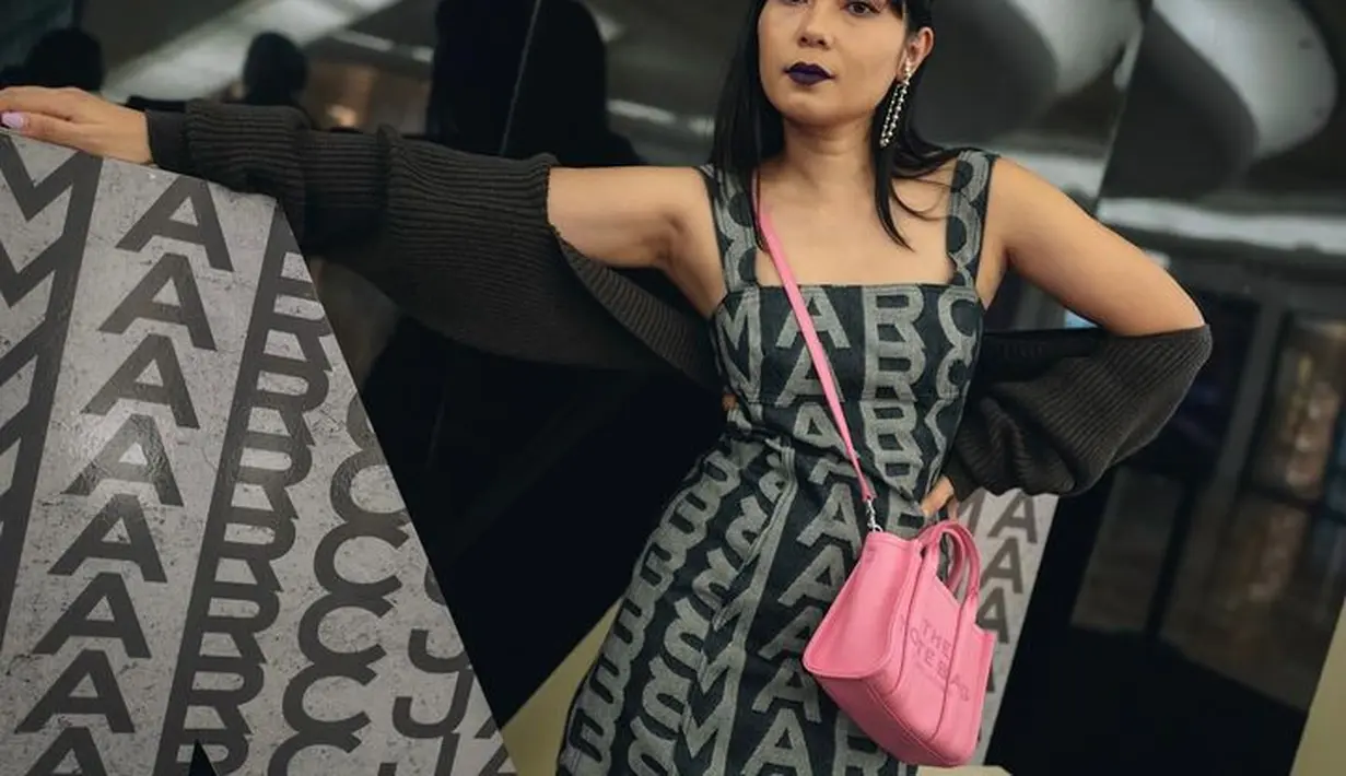Koleksi terbaru juga hadir dengan prints monogram signature yang juga sudah diluncurkan di Marc Jacobs Plaza Indonesia. [Foto: @gapluxury]
