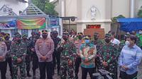 Panglima TNI Marsekal Hadi Tjahjanto dan Kabaintelkam Mabes Polri Komjen Pol Paulus W kunjungi Gereja Katedral Makassar (Liputan6.com/Fauzan).