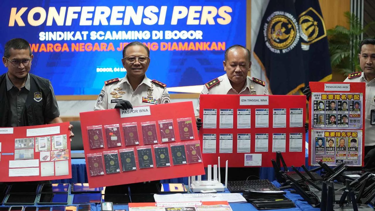 FOTO: Imigrasi Bogor Bongkar Sindikat Penipuan Online Warga Jepang di Sentul