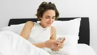 Ciri Orang yang Selalu Cek HP Begitu Bangun Tidur Menurut Psikologi
