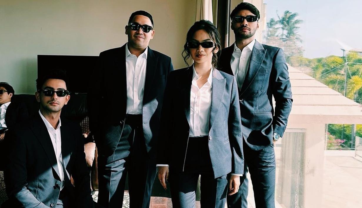 Omar Daniel dan Refal Hady tampil memesona dengan busana yang elegan. Para groomsmen kompak mengenakan setelan jas hitam dengan kemeja putih. Tampak kehadiran satu wanita, yakni Cintya. Kehadirannya memberi kesan berbeda sekaligus menarik dari penampilan para groomsmen Ibrahim Risyad. (Liputan6.com/IG/@kresnajulio)