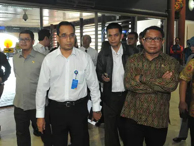 Ketua Komisi V, Fary Dj Francis (kanan) didampingi Dirut AP2, Budi Karya Suma di tiba di Terminal 2E Bandara Soetta, Tangerang, Senin (6/7/15). Fary meninjau kebakaran yang terjadi di Terminal 2E pada Minggu (5/6) lalu. (Liputan6.com/Herman Zakharia)