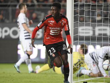 Barcelona dikabarkan Sport.es sangat serius memburu tanda tangan penyerang muda Rennes, Ousmane Dembele. Manajemen Los Cules telah menyiapkan dana hingga Rp 144 miliar demi bisa mendapatkan tanda tangan pemain 18 tahun tersebut. (AFP/Damien Meyer)