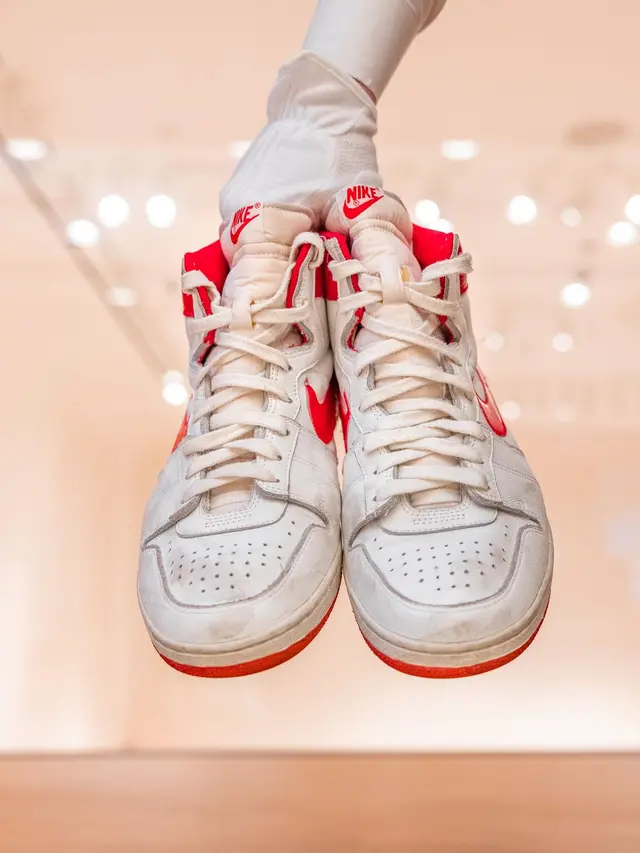 Sepatu Michael Jordan yang dilelang.