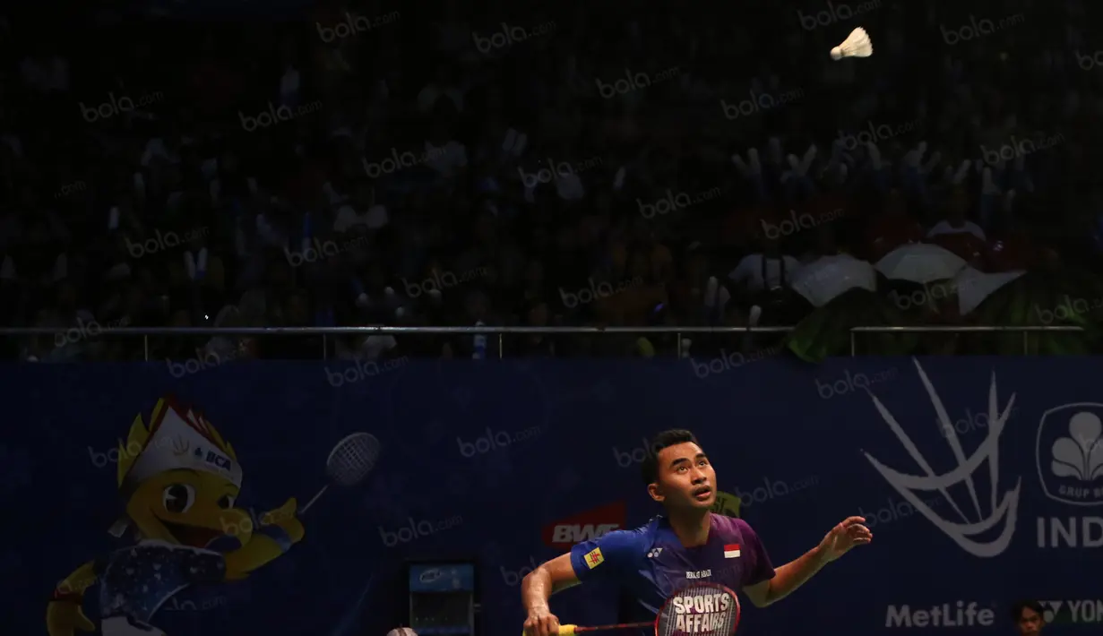 Tomy Sugiarto mengembalikan kok saat berhadapan dengan pemain dari Hong Kong, Wei Nan pada turnamen Indonesia Open 2016 di Istora Senayan, Jakarta, Rabu (1/6/2016). Tomy kalah 16-21, 14-21. (Bola.com/Nicklas Hanoatubun)