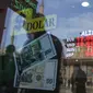 Turis Bulgaria menukar mata uang Lira Turki di kantor pertukaran di Edirne, dekat perbatasan Bulgaria, pada 24 Desember 2021. Pemberhentian pertama mereka adalah penukaran mata uang, kemudian pasar dan toko kelontong untuk membeli bahan makanan hingga perlengkapan kebersihan. (AP Photo/Emrah Gurel)