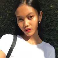 Laras Sekar, model asal Indonesia yang tampil di iklan kosmetik Kim Kardashian. (dok. Instagram @larasekar/https://www.instagram.com/p/BxhfKfYHsrt/Putu Elmira)