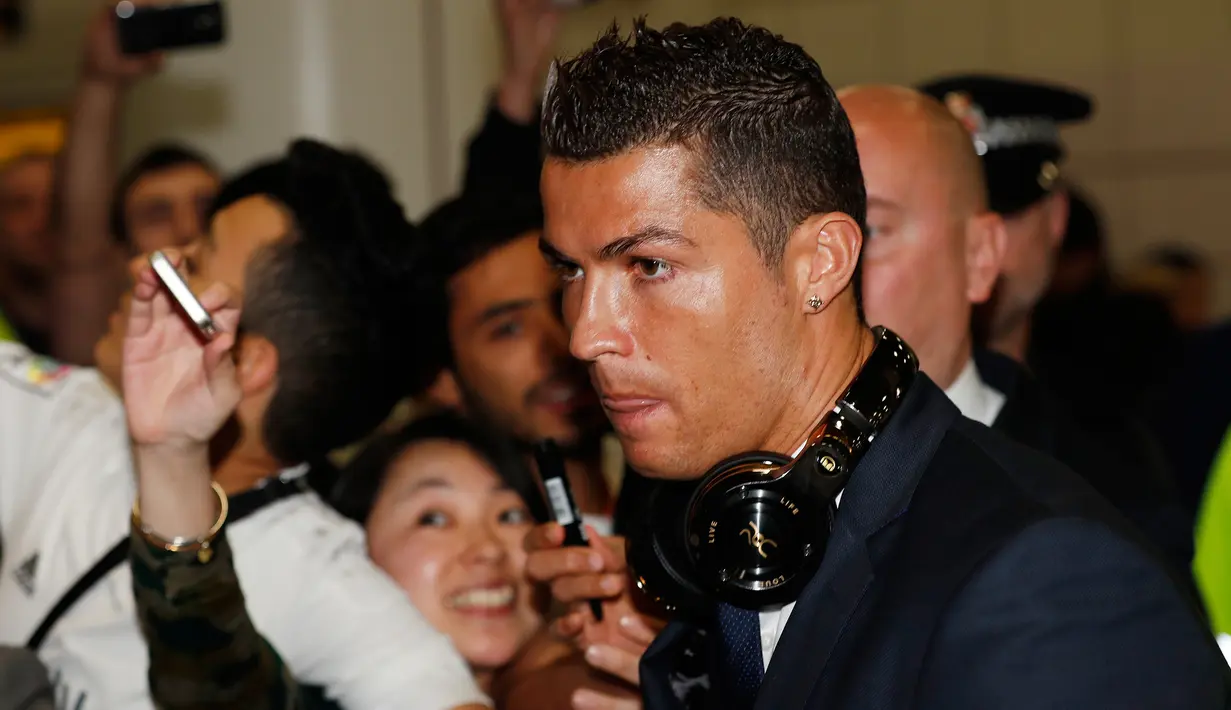 Penyerang Real Madrid Cristiano Ronaldo disambut meriah oleh para fans saat tiba di Bandara Manchester, Inggris, (25/4). Real Madrid akan menjalani semifinal leg pertama liga Champion melawan Manchester City. (Reuters / Phil Noble)