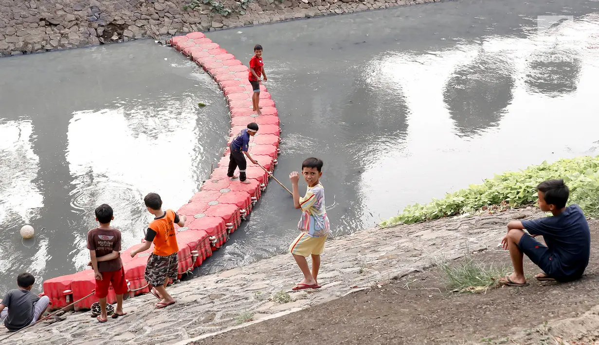 Anak-anak bermain di sungai buatan di kawasan Kuningan, Jakarta, Senin (13/8). Belum tersedianya ruang terbuka hijau yang cukup di Ibukota menyebabkan anak-anak tersebut bermain di tempat yang tidak semestinya. (Liputan6.com/Immanuel Antonius )