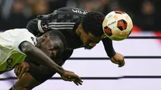 Penyerang  Ajax Amsterdam, Chuba Akpom mencetak gol ketiga timnya saat penyerang Olympique Marseille, Ismaila Sarr menantangnya pada laga matchday 5 Grup B Liga Europa 2023/2024 di Stade Orange Velodrome, Jumat (1/12/2023) WIB. (AP Photo/Daniel Cole)