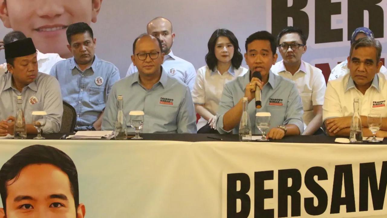 Sekretaris Tim Kampanye Nasional (TKN) Yusron Wahid (kiri) bersama Ketua TKN Rosan P Roeslani (kiri kedua) dan bakal calon wakil presiden Gibran Rakabuming (kanan kedua) memberikan keterangan saat deklarasi susunan tim kampanye nasional KIM di Jakarta, Se