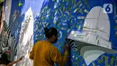Seniman mural komunitas Converse All Stars melukis dinding Institut Perancis Indonesia (IFI) di Jalan MH. Thamrin, Jakarta, Rabu (2/12/2020). Dalam aksinya, seniman mural melukis dengan cat khusus ramah lingkungan yang diklaim bisa mengurangi polutan udara berbahaya. (Liputan6.com/Faizal Fanani)