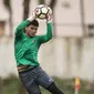 Kiper Timnas Indonesia U-22, Mochammad Dicky, menangkap bola saat latihan di Lapangan SPH Karawaci, Banten, Selasa (8/8/2017). Latihan dilakukan sebagai persiapan jelang SEA Games 2017 Malaysia. (Bola.com/Vitalis Yogi Trisna)