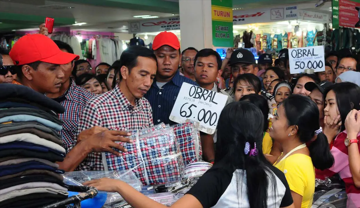 Kedatangan Capres no urut 2 Joko Widodo di sebuah pusat perbelanjaan di Depok Jawa Barat, (4/7/2014) mengundang perhatian sejumlah pengunjung. (Liputan6.com/Andrian M Tunay)