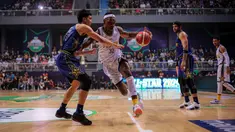 Pemain Tim Future, Lester Prosper (kedua kiri) berusaha melewati pemain Tim Legacy, Pandu Wiguna (kiri) pada laga IBL All Star 2024 di Britama Arena, Kelapa Gading, Jakarta, Sabtu (27/04/2024). (Bola.com/Bagaskara Lazuardi)