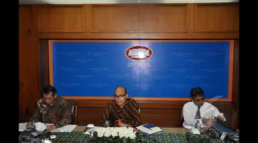 Jubir Kementerian Luar Negeri RI, Arrmanatha Nasir (tengah) memberikan keterangan di Gedung Pancasila, Jakarta, Senin (19/1). (Liputan6.com/Miftahul Hayat)