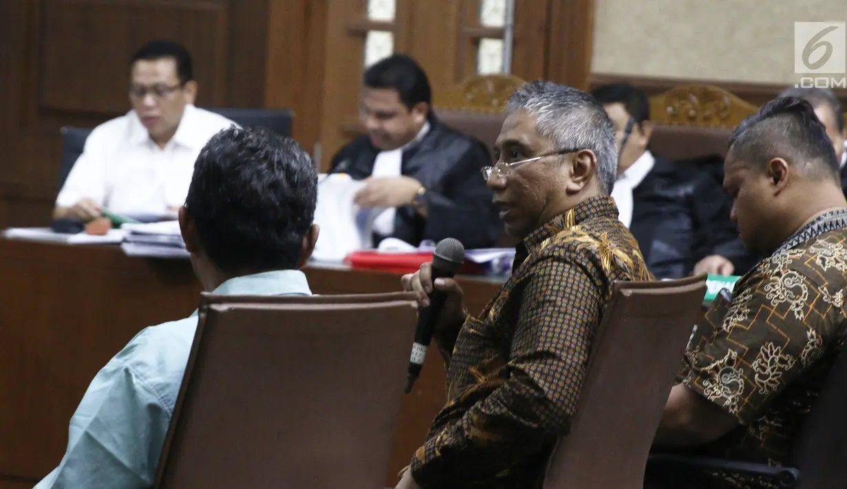 Sejumlah saksi memberi keterangan saat menjalani sidan lanjutan Terdakwa korupsi pengadaan dan pelaksanaan pembangunan kampus IPDN Sumbar di Kab Agam TA 2011, Dudy Jocom di Pengadilan Tipikor Jakarta, Rabu (10/10). (Liputan6.com/Herman Zakharia)