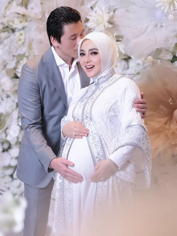 Syahrini dan Reino Barack